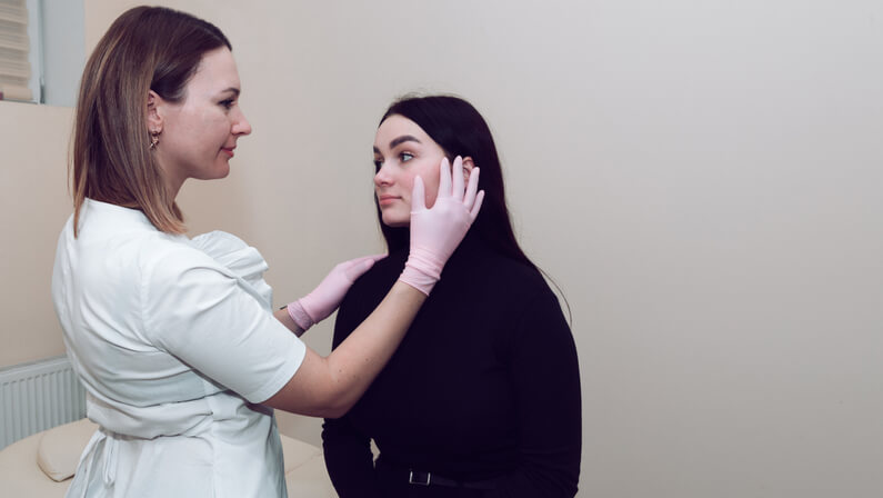 Female patient Microneedling consultation with plastic surgeon